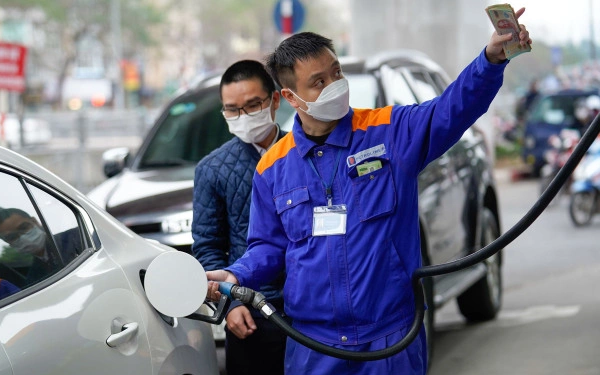 Giá xăng dầu hôm nay (24-4): Xăng dầu trong nước giảm giá