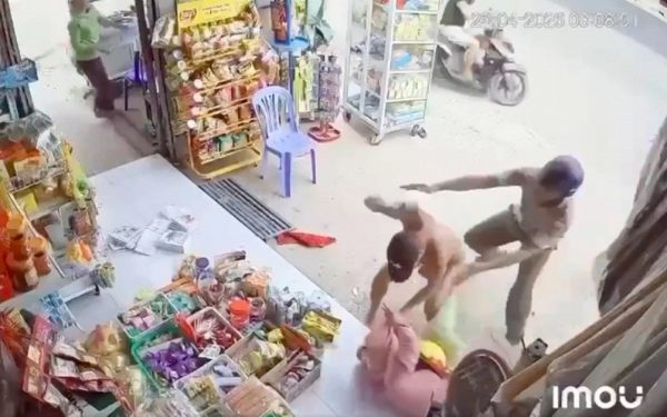 Nguyên nhân người đàn ông không áo quần xông vào tiệm tạp hóa hành hung cô giáo