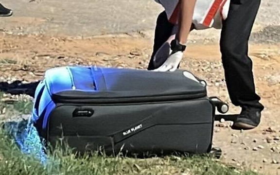 Bí ẩn chiếc vali đen bên vệ đường: Cảnh sát vào cuộc, hé lộ nội dung bộ hồ sơ bên trong khiến dư luận chuyển hướng