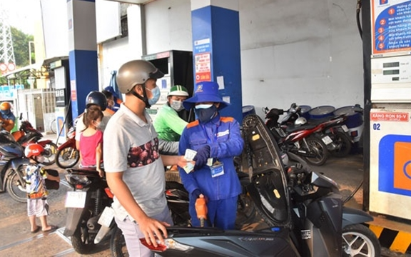 Giá xăng dầu giảm trước kỳ nghỉ lễ 30-4, 1-5