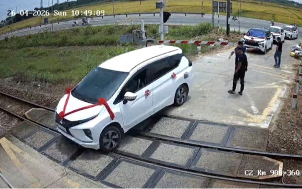 Xe rước dâu cố vượt rào chắn, mắc kẹt trên đường ray khi tàu đang tới: Danh tính tài xế và cái kết