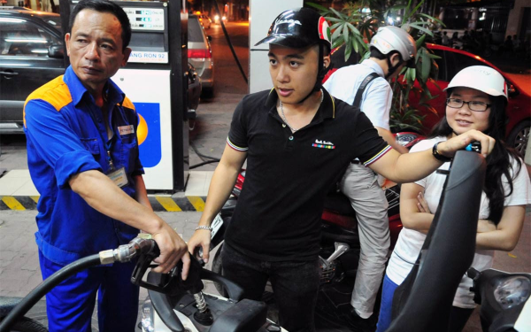 Giá xăng dầu hôm nay 28/4: Xăng trong nước đã hạ hơn 8.200 đồng/lít từ đỉnh