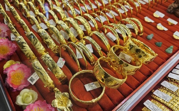 Giá vàng hôm nay 28/4: Vàng nhẫn và SJC đồng loạt lao dốc