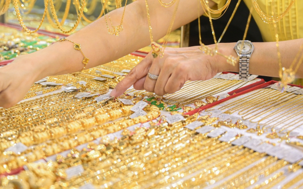 Giá vàng hôm nay mới nhất (28/4) giảm mạnh: Người mua xếp hàng đông nghịt, nhà vàng bán không giới hạn