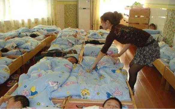 Cậu bé 5 tuổi tử vong sau giấc ngủ trưa, nghe bác sĩ giải thích cô giáo liền ngã khuỵu