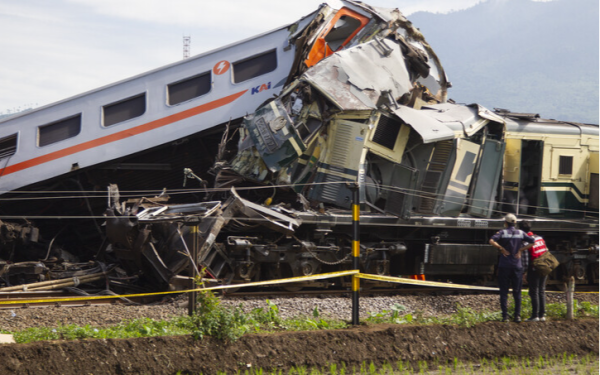 Thảm kịch 2 tàu hỏa đâm nhau tại Indonesia: Số người thiệt mạng tăng gấp đôi, gấp rút tìm kiếm nạn nhân trong đống đổ nát
