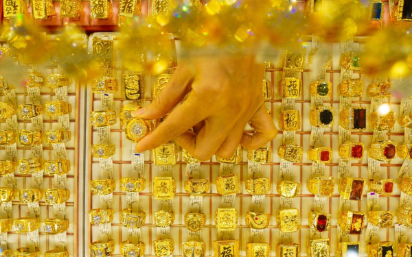 Lý do giá vàng đêm qua liên tục sụt giảm