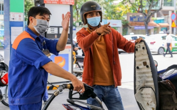Giá xăng dầu trong nước điều chỉnh trước kỳ nghỉ lễ