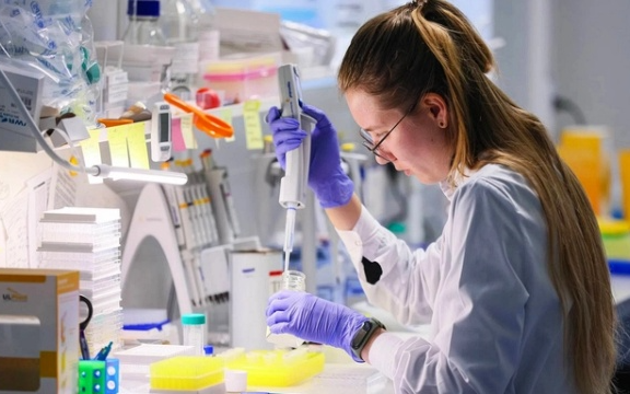 Nhà khoa học Nga tạo virus diệt ung thư không hại tế bào lành