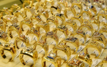 Giá vàng hôm nay 30/4: Vàng SJC và nhẫn trơn giảm cực mạnh, sắp mất mốc 160 triệu đồng