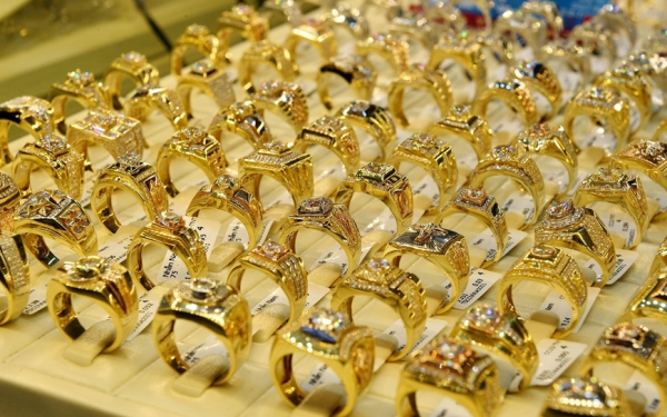 Giá vàng hôm nay 30/4: Vàng SJC và nhẫn trơn giảm cực mạnh, sắp mất mốc 160 triệu đồng