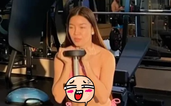 Vợ thủ môn Văn Lâm diện bikini tập gym