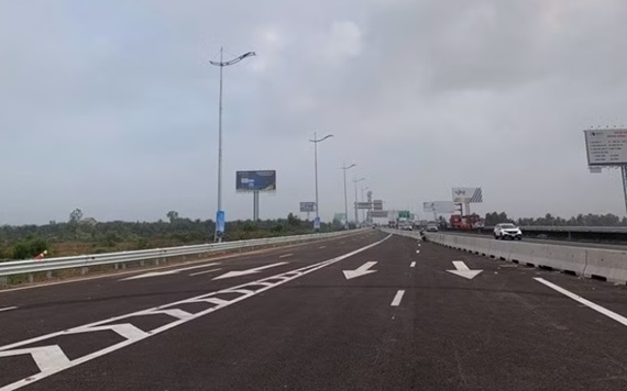 Dừng xe trên cao tốc đi vệ sinh, bị ô tô khách đâm chết tại chỗ