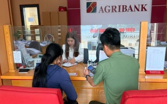Người phụ nữ SN 1991 đến chi nhánh ngân hàng Agribank rút 26 triệu đồng, giao dịch viên đang làm thủ tục phải vội báo công an