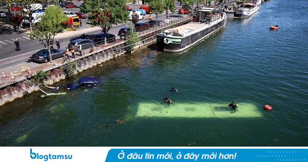 Xe buýt chìm xuống sông do tài xế tập sự gây tai nạn khi đang chở khách