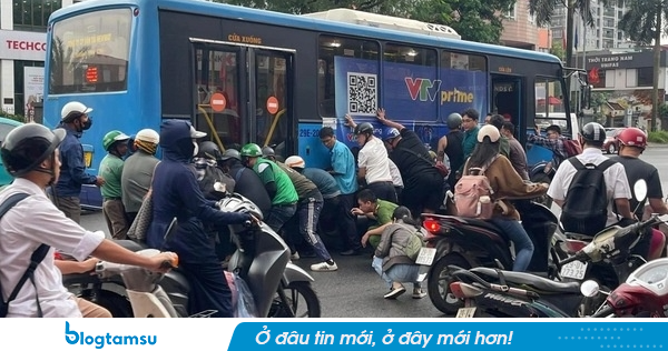 Hà Nội: Hiện trường vụ hàng chục người nâng xe buýt cứu người phụ nữ kẹt dưới gầm xe, tình trạng nạn nhân