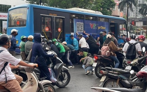 Hà Nội: Hiện trường vụ hàng chục người nâng xe buýt cứu người phụ nữ kẹt dưới gầm xe, tình trạng nạn nhân