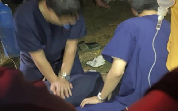 Đang đá bóng, thủ môn bất ngờ gục xuống sân tử vong