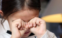 Bé gái mắt một mí đột nhiên "biến" thành hai mí: Bố mẹ vui mừng nhưng bác sĩ hoảng hốt: Sao giờ mới cho đi khám?