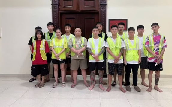 Tạm giữ 13 đối tượng để điều tra về hành vi buôn bán hàng cấm tại Lounge Gas Remix