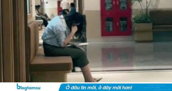 Cô gái trẻ oà khóc giữa hành lang viện khi biết bị ung thư dạ dày di căn xương
