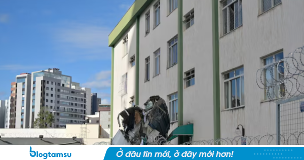 Kinh hoàng khoảnh khắc máy bay chao đảo rồi lao thẳng vào tòa nhà 3 tầng, nhiều người thương vong