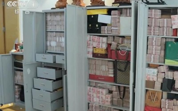 Khám xét nhà riêng, thu giữ khẩn cấp 1.401 tỷ đồng tiền mặt, 120 cây vàng, 12 xe máy, nhiều máy tính của doanh nhân nổi tiếng SN 1956