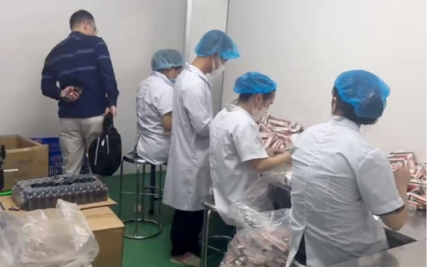 Nóng: 13.000 chai dung dịch vệ sinh phụ nữ giả, suýt vào tay người tiêu dùng