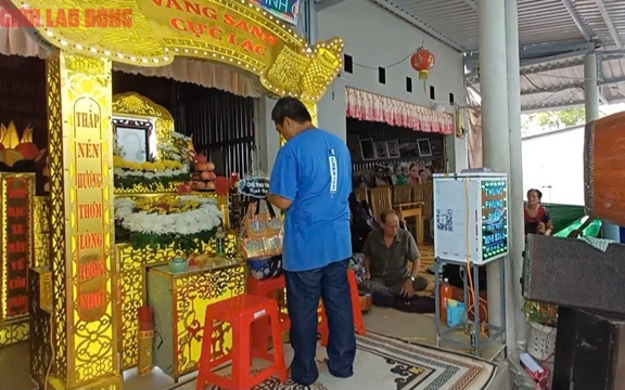 Vụ thảm án ở Tây Ninh: Nhiều người rơi nước mắt trước khi gia đình đưa 2 nạn nhân đi an táng