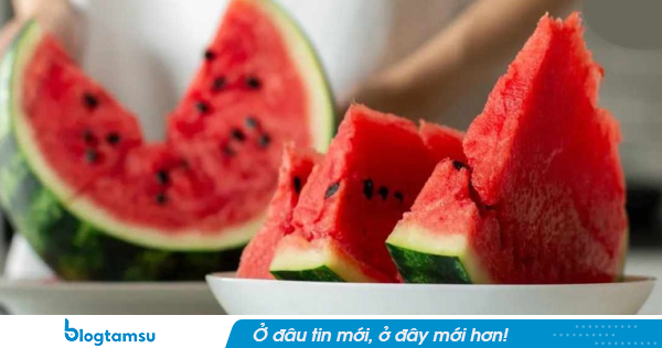 Ăn dưa hấu nửa đêm, cả gia đình 4 người tử vong: Chuyên gia cảnh báo những sai lầm nguy hiểm