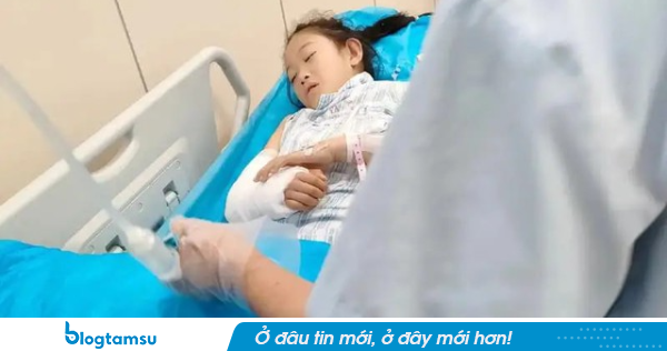 Bé 4 tuổi phát ban, tím tái, thở gấp sau khi bị kiến lửa đốt: Người mẹ làm ngay 4 việc này, bác sĩ cũng phải khen 