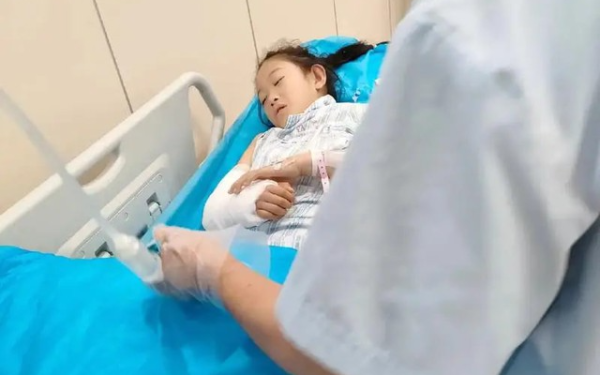 Bé 4 tuổi phát ban, tím tái, thở gấp sau khi bị kiến lửa đốt: Người mẹ làm ngay 4 việc này, bác sĩ cũng phải khen "làm rất tốt"