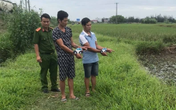 2 gã đàn ông liều lĩnh làm "chuyện đáng sợ" giữa cánh đồng, bị công an bắt giữ