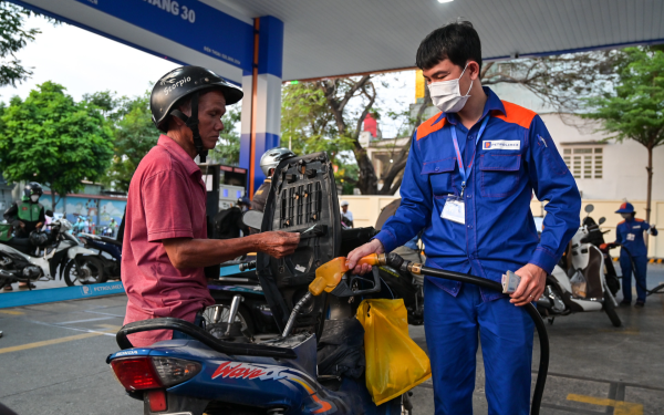 Chính thức từ 15h hôm nay: Xăng tăng, dầu giảm