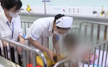 Bé trai nghi bị mẹ ruột và cha hờ bạo hành đã qua cơn nguy kịch