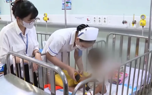 Bé trai nghi bị mẹ ruột và cha hờ bạo hành đã qua cơn nguy kịch