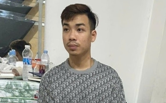 Phẫn nộ lời khai của cha dượng và mẹ đẻ vụ bạo hành bé gái 4 tuổi tử vong: Bỏ đói liên tục 3 ngày, dùng vòi xịt nước trực tiếp vào mặt đến khi bé không thể khóc