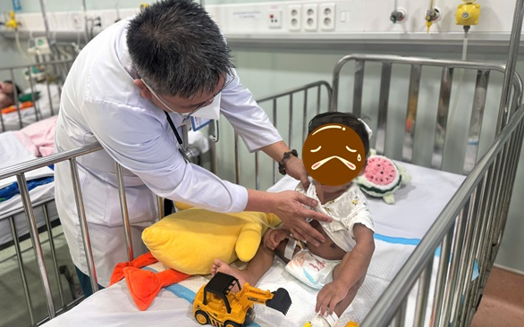 Vụ bé trai 2 tuổi bị mẹ và người tình bạo hành: Người thân từ chối chăm sóc