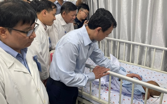 Bé 2 tuổi bị mẹ và người tình bạo hành sẽ được trung tâm bảo trợ nuôi dưỡng