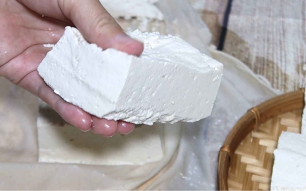 Nói thật: Ra chợ thấy 4 loại đậu phụ này, được cho không cũng đừng dại mang "mầm bệnh" về nhà