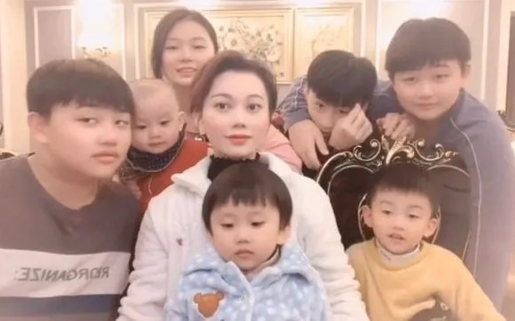 Bà mẹ mắn đẻ, 13 năm sinh 7 con, hỏi ra mới biết chồng không giống người bình thường