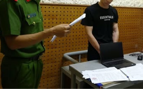 Người đàn ông tự xưng kiến trúc sư, chủ doanh nghiệp gây náo loạn khu chợ