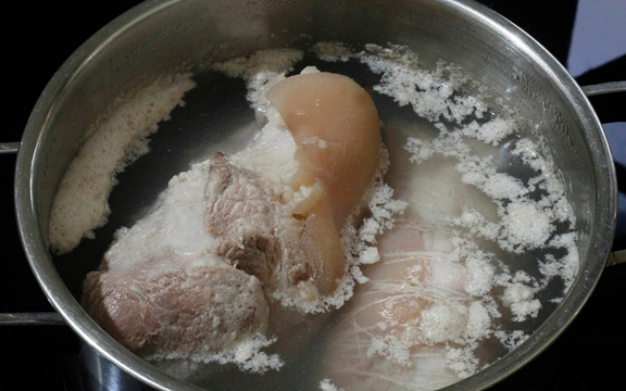 Khi luộc thịt, có nên vớt lớp bọt nổi lên không? Cuối cùng tôi đã biết câu trả lời, trước giờ toàn làm sai!