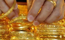 Giá vàng giảm mạnh, người dân canh ngày giờ đi mua vào