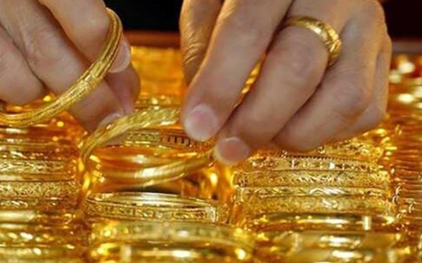 Giá vàng giảm mạnh, người dân canh ngày giờ đi mua vào