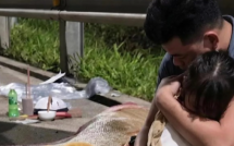Thai phụ tử vong sau cú ngã xe vì tránh ô tô: Xót xa ánh mắt thất thần của người chồng ôm con nhỏ khóc nghẹn bên đường
