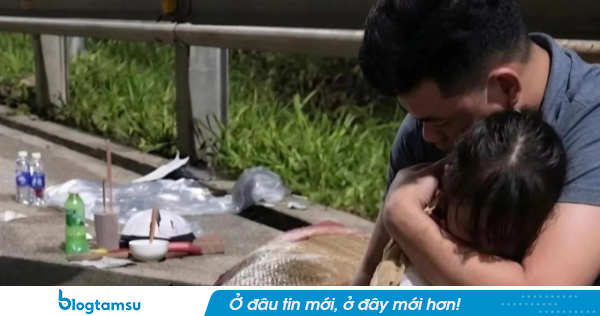 Thai phụ tử vong sau cú ngã xe vì tránh ô tô: Xót xa ánh mắt thất thần của người chồng ôm con nhỏ khóc nghẹn bên đường