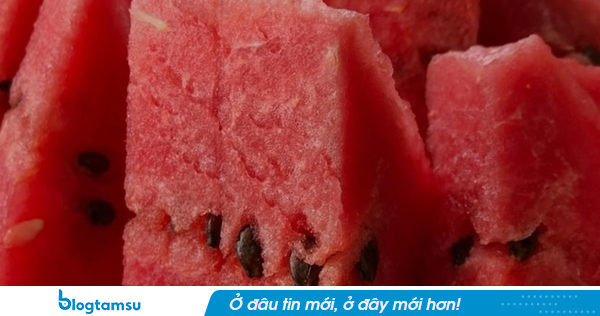 Bé trai tử vong, 4 người đau bụng rồi nôn mửa sau khi ăn dưa hấu