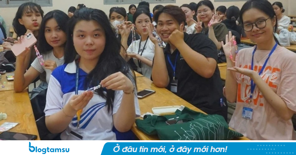 Mỗi sinh viên đang học đại học dưới 22 tuổi sẽ được nhận tiền 975.000/tháng, áp dụng từ nay 2026: Chi tiết những ai được hưởng, áp dụng tại địa phương nào?