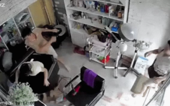 Người phụ nữ ôm trẻ nhỏ bị hành hung, đánh đập ở Hà Nội: Nhân chứng tiết lộ nguyên nhân